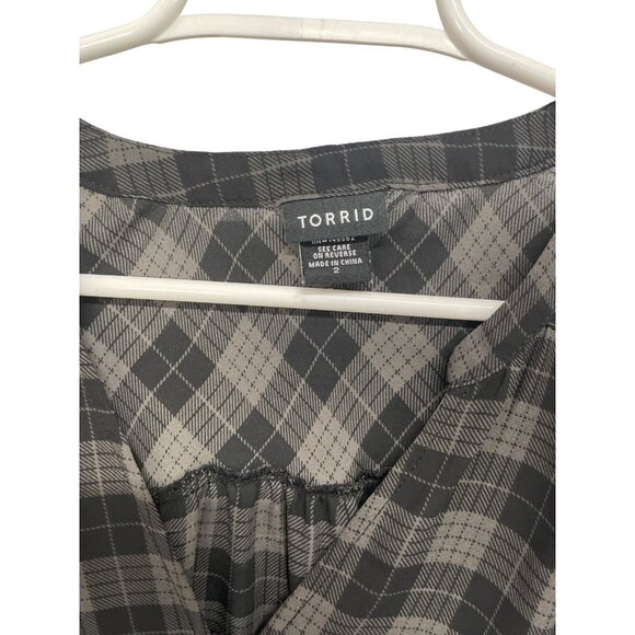 Torrid Plaid Button-Front Blouse 3/4 Sleeves V-Neckline Womens Plus Sz 2 - Picture 3 of 5